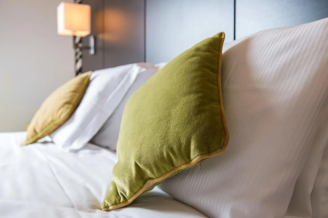 First Hotel Malpensa Κάζε Νουόβε