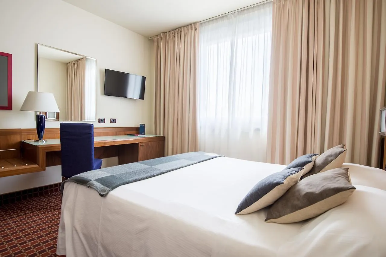 First Hotel Malpensa Κάζε Νουόβε