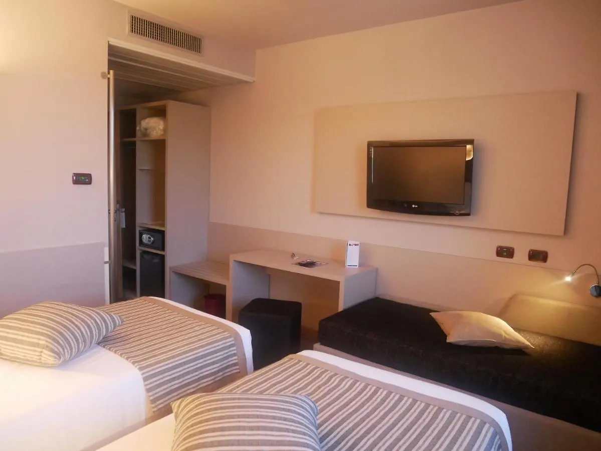 First Hotel Malpensa Κάζε Νουόβε